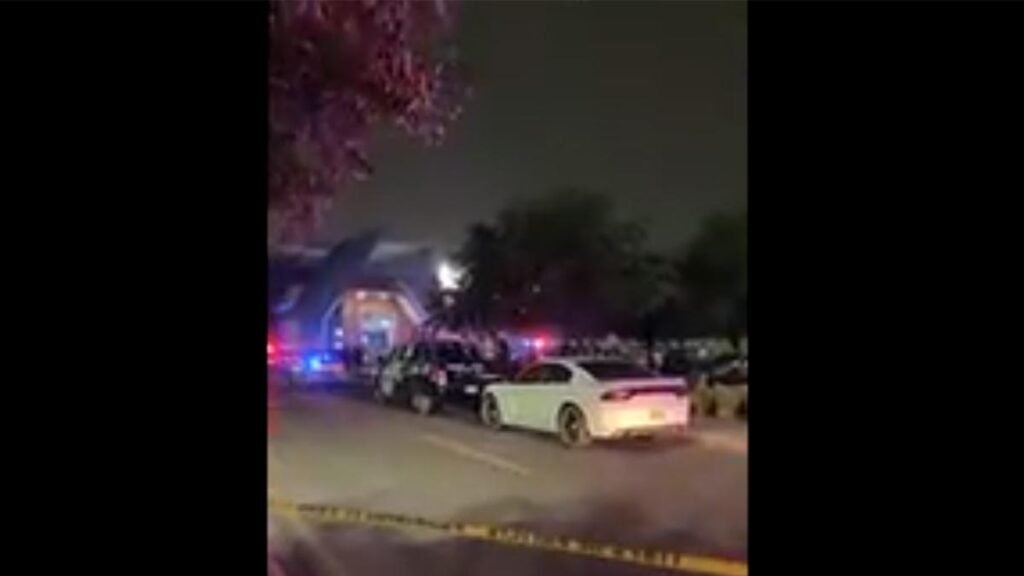 Asesinan a dos hombres mientras aguardaban en el estacionamiento de un centro comercial