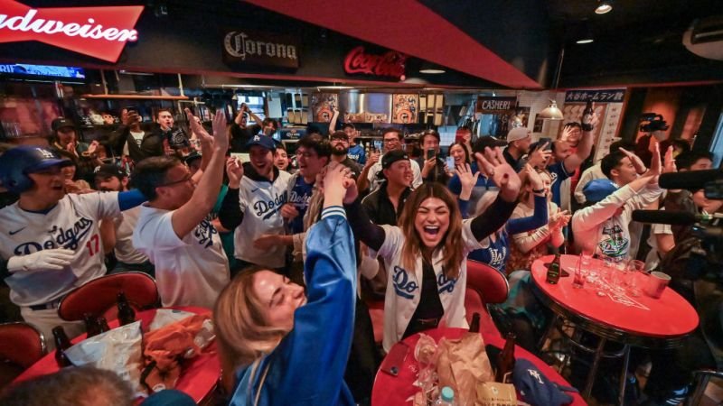 Celebración en Los Ángeles: los seguidores de los Dodgers disfrutan su octava victoria en la Serie Mundial
