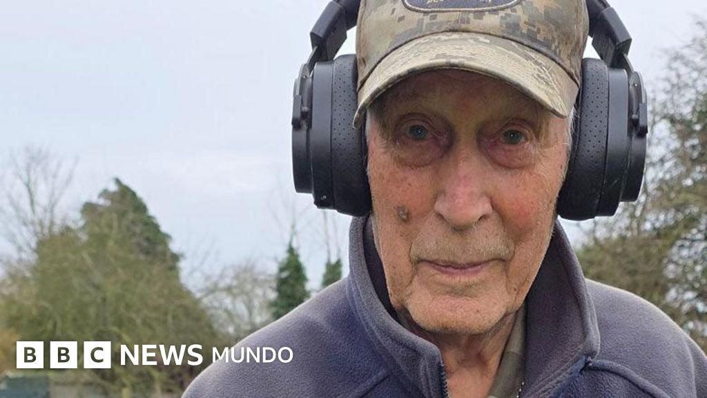 Descubrí una espada mientras una mano la sostenía