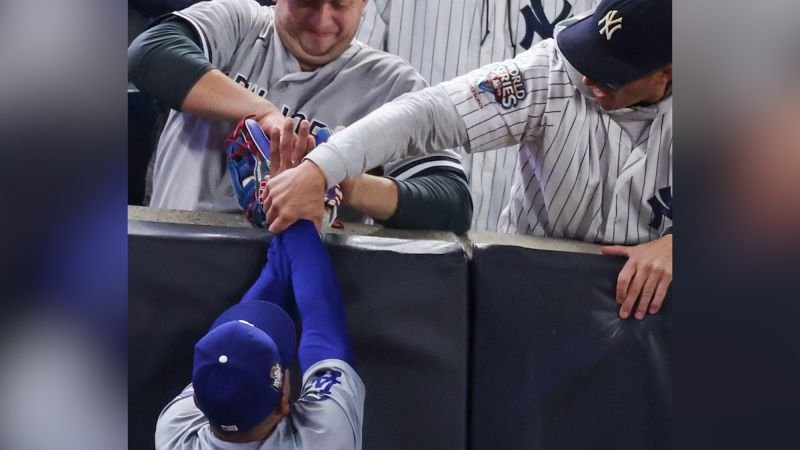 Dos aficionados de los Yankees fueron echados por intentar impedir un out de Mookie Betts