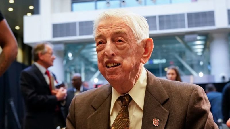 Fallece Lou Carnesecca, legendario entrenador del Salón de la Fama del Baloncesto y líder de St. John's durante 24 temporadas, a los 99 años