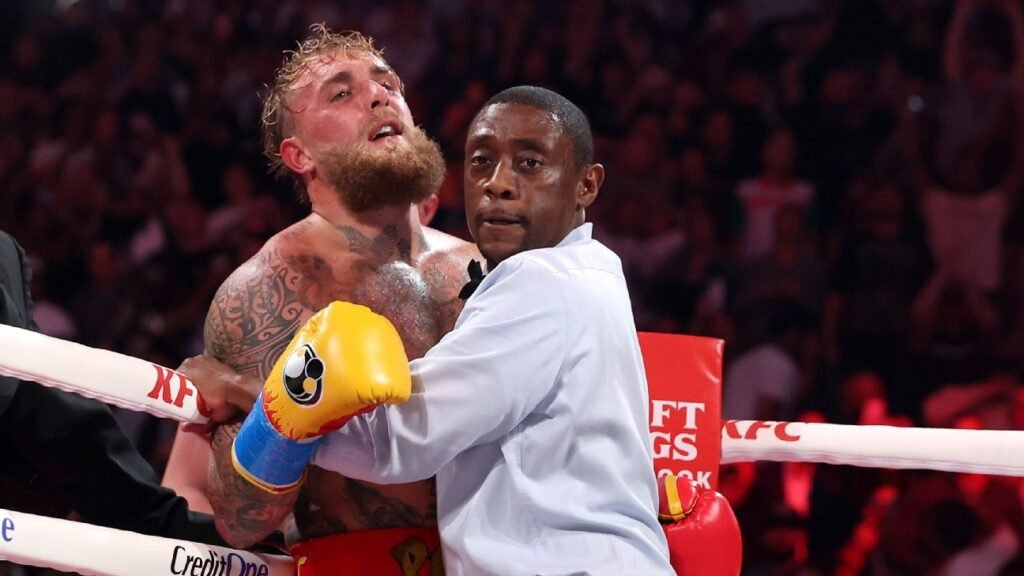 Joshua le enseña a Paul que el boxeo es más que un simple juego.