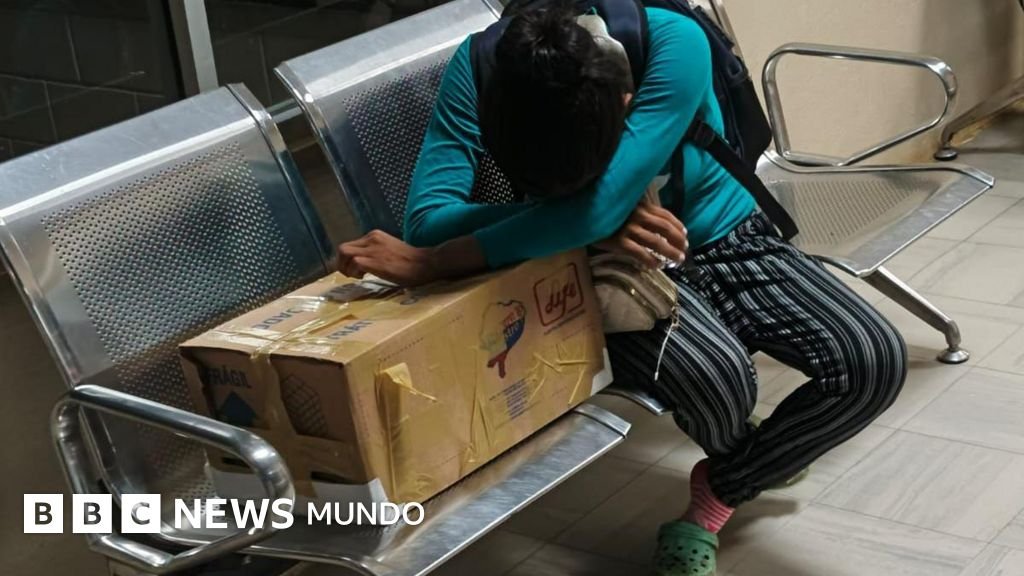 La impactante imagen de una madre recibiendo el cuerpo de su bebé en una caja de cartón y su reflejo sobre la crisis de salud en Ecuador