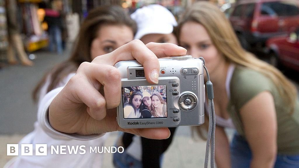 La razón por la que tus fotos de los 2000 podrían haberse desvanecido para siempre (y consejos para proteger las que conservas)