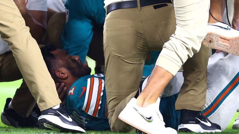 Tua Tagovailoa regresa a la NFL a pesar de su historial de conmociones cérébrales.