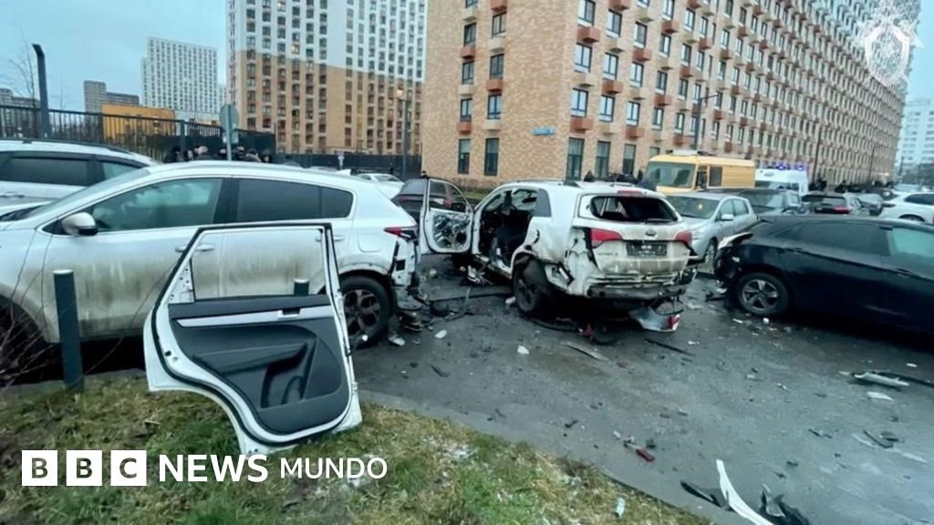 Un atentado con coche bomba en Moscú cobra la vida de un general ruso, informan las autoridades.