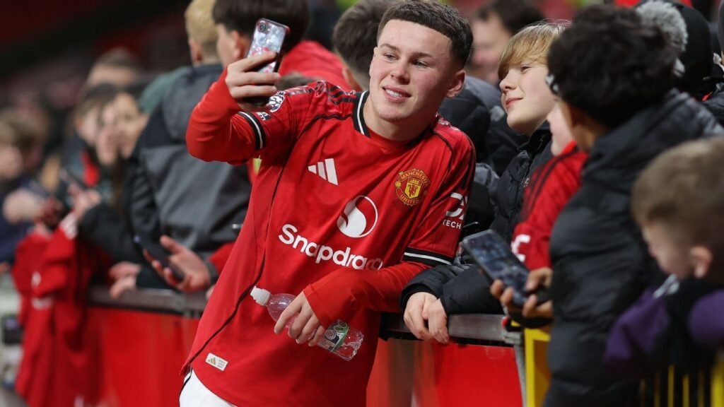 El hijo de Wayne Rooney hace su debut en Old Trafford