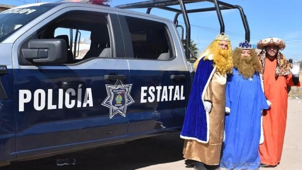 Policías de Coahuila y Durango reparten juguetes en el Día de Reyes Magos