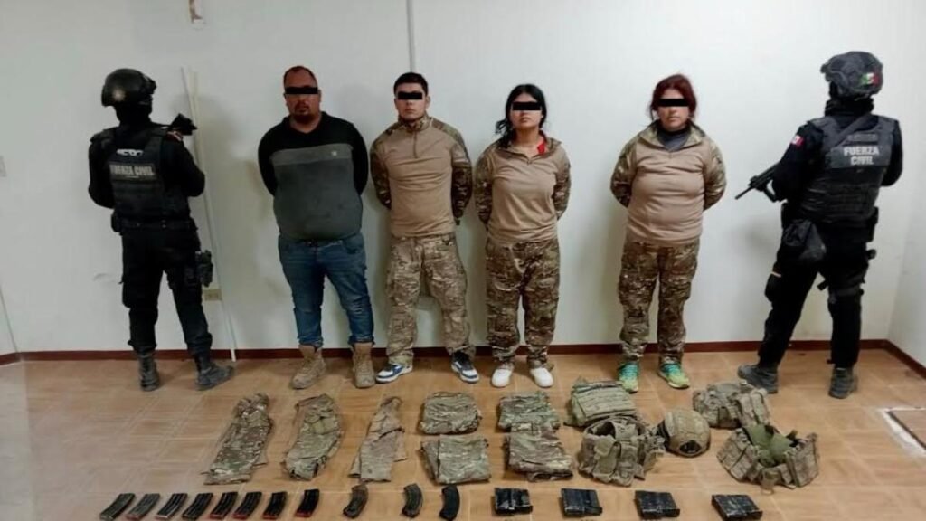 Detienen a cuatro individuos armados con fusiles, munición y equipo táctico.