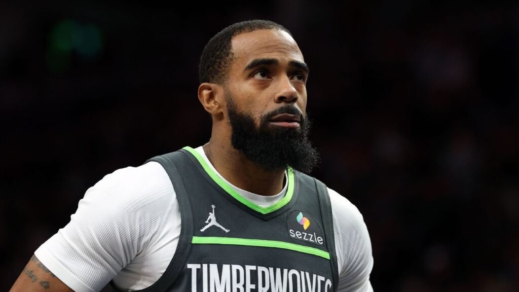 Mike Conley se une de nuevo a los Wolves después de su traspaso