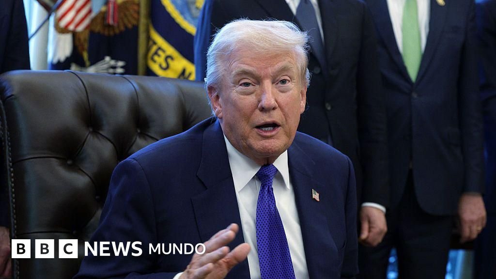 Trump publica y elimina un video ofensivo que retrata a Barack y Michelle Obama como simios