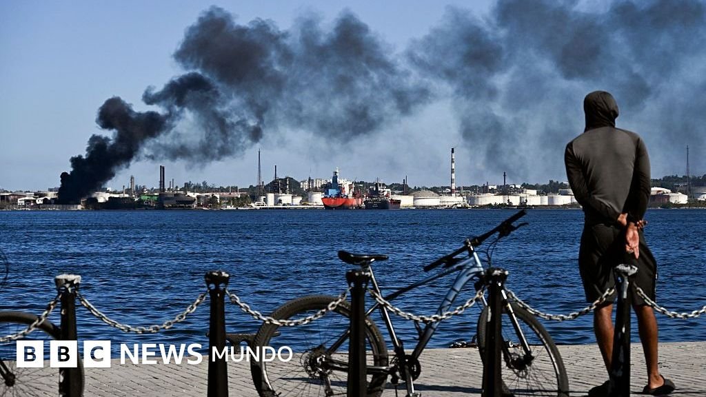 Un incendio impacta una refinería de petróleo en La Habana durante la crisis energética en Cuba.