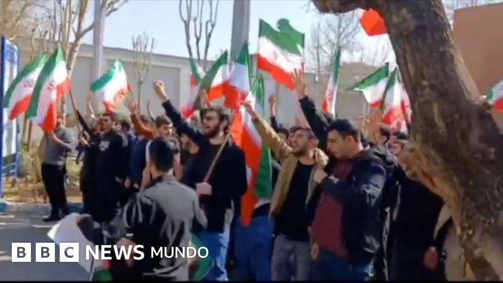 ¡Adiós al dictador! Manifestantes retoman las calles de Irán tras la dura represión gubernamental de enero.