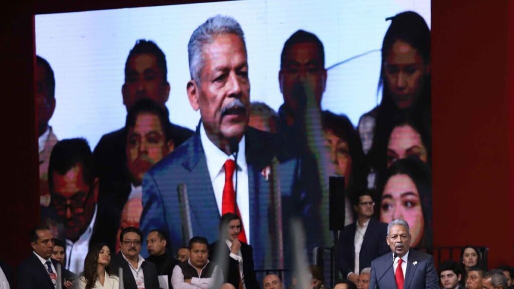 Tereso Medina asume el liderazgo de la CTM en una ceremonia de protesta