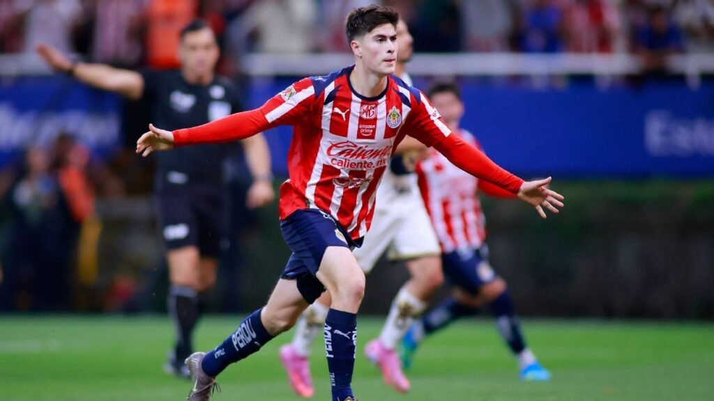 González se luce con dos goles y mantiene viva la racha de Chivas frente a Pumas