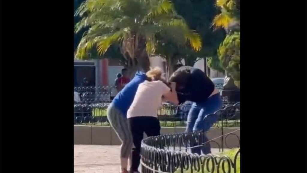 Vecinas enfrentan a mujer trans que lanza ofensas en transmisiones en vivo