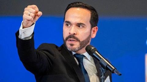 Abelardo de la Espriella se alista para asumir la presidencia de Colombia, un hito que simboliza el regreso de la derecha al poder.