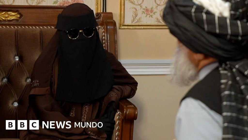 En Video: La impactante solicitud de una joven de 18 años al gobernador talibán para poder divorciarse