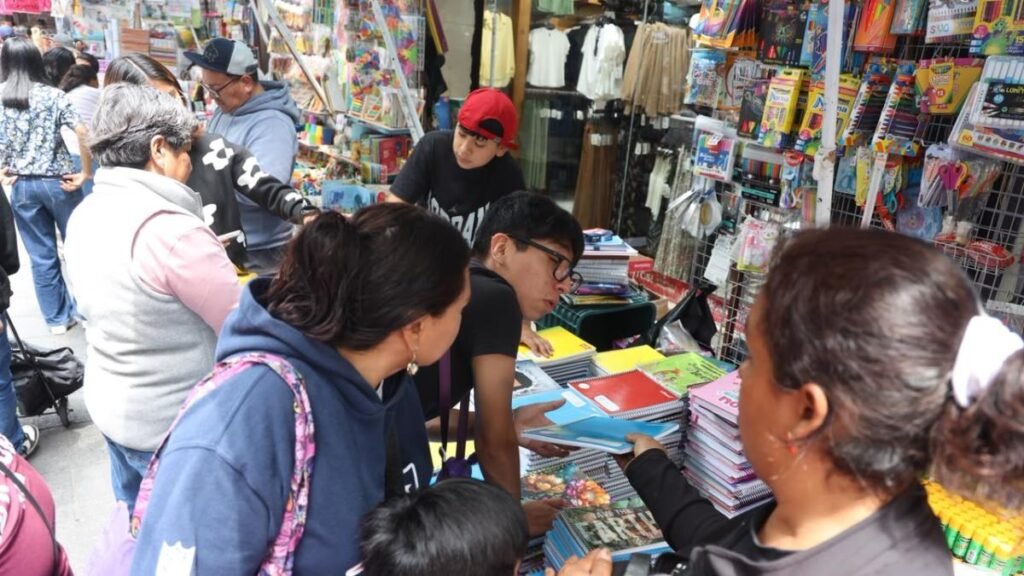 Los capitalinos invaden el Centro Histórico de CDMX en busca de útiles escolares.