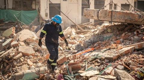 Momentos decisivos en Colombia para salvar a los sobrevivientes del devastador terremoto que ha causado al menos 181 muertes y más de 2,500 heridos