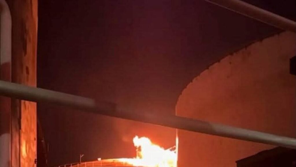 Rayo impacta en tanque de Pemex y provoca incendio en Coatzacoalcos