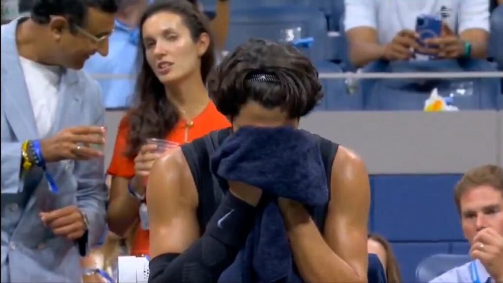 Carlos Alcaraz se encuentra mal y vomita en su toalla durante el duelo con Ben Shelton en el US Open
