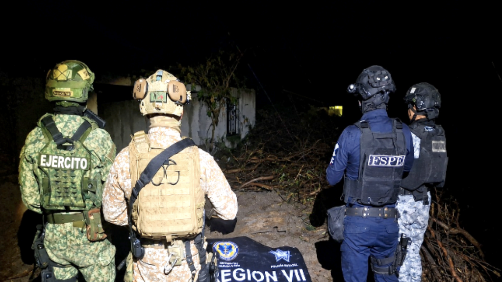 Operativos federales resultan en 8 arrestos y la incautación de armas y drogas en siete estados