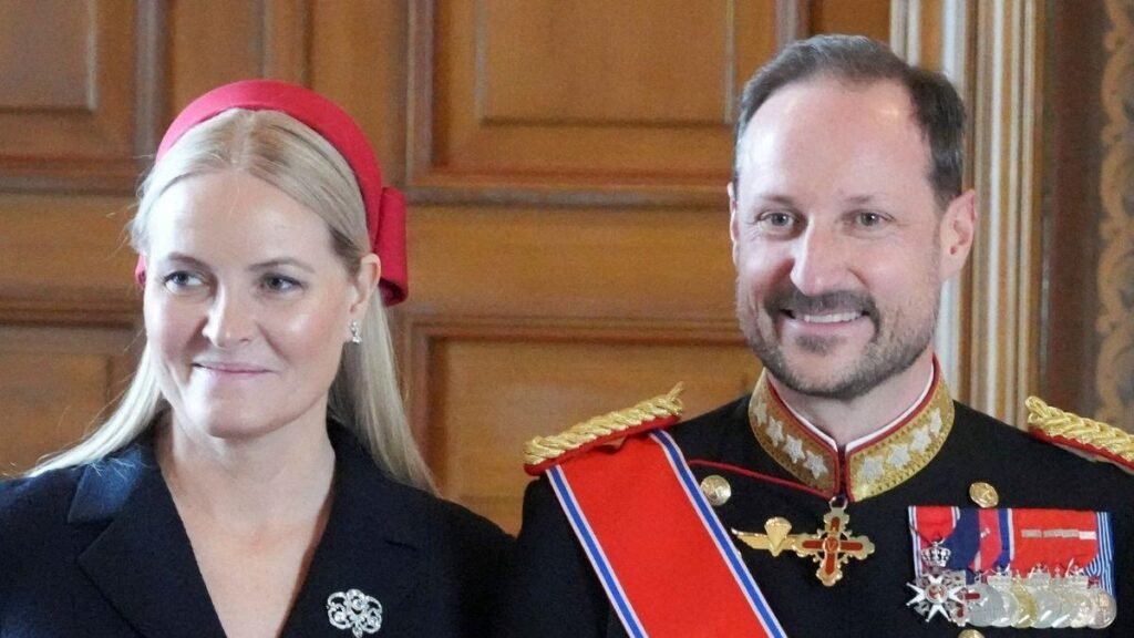 ¿Sombrió su gran día? La impactante razón por la que Mette-Marit abandonó a Haakon VIII durante su juramento.