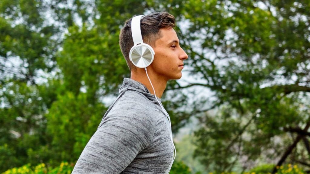 ¿Usas audífonos al correr? Descubre cómo transformar tu entrenamiento.