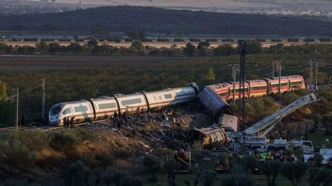 Al menos 68 fallecidos en un accidente de trenes de alta velocidad en España debido a una decisión "incomprensible" del control central