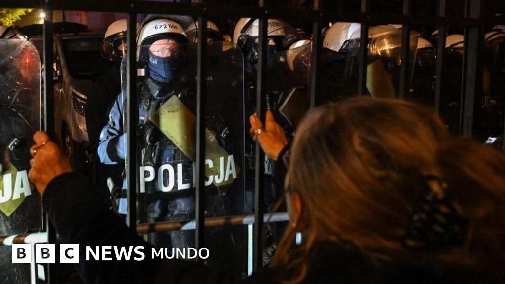 Polonia despliega fuerzas policiales por tensiones entre el primer ministro y la oposición sobre el Tribunal Constitucional